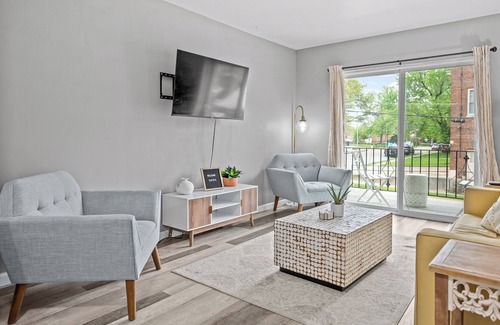 St. Charles Historic District Apartment | Quaint 2-Bedroom Abode with Timeless Charm Near Main Street