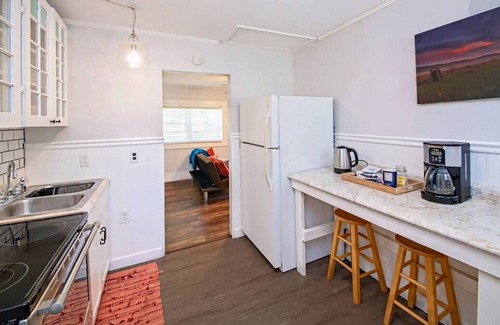 Lake Michigan Beach House | Quaint 2 BR Cottage w Fast WiFi Close to Beaches