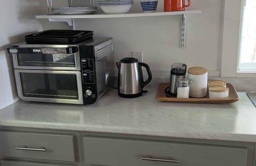 Chester Cottage | Quaint and Cozy 2-bedroom Lakefront Cottage