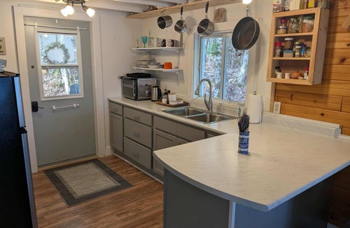 Chester Cottage | Quaint and Cozy 2-bedroom Lakefront Cottage