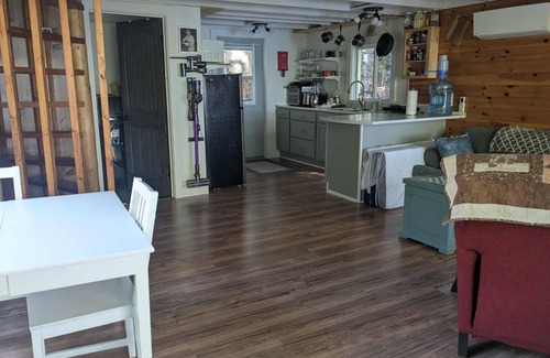 Chester Cottage | Quaint and Cozy 2-bedroom Lakefront Cottage