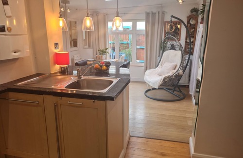 Maidenhead House | Quaint bungalow with Swimming Pool and lovely garden