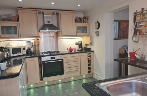 Maidenhead House | Quaint bungalow with Swimming Pool and lovely garden