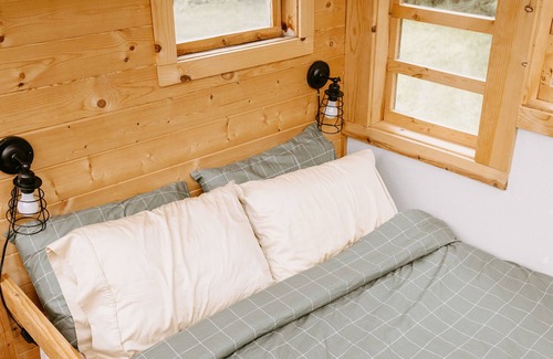 La Center Cabin | Quaint cabin farm stay with hot tub!