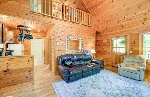 Laurel Springs Cabin | Quaint Cabin w/Stream in Blue Ridge!