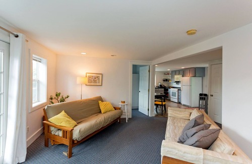 Hood River House | Quaint & cozy 2bed home in DT Hood River, AMAZING Views off the privacy deck