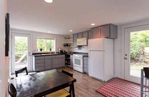 Hood River House | Quaint & cozy 2bed home in DT Hood River, AMAZING Views off the privacy deck