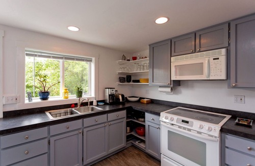 Hood River House | Quaint & cozy 2bed home in DT Hood River, AMAZING Views off the privacy deck