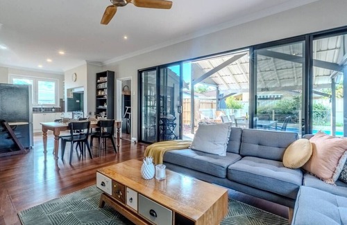 Palmyra Cottage | Quaint Family Cottage Near Fremantle with Pool.