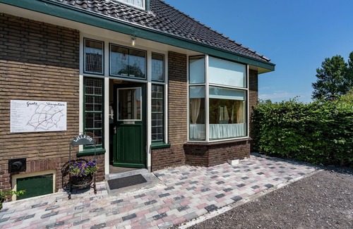 Scherpenzeel House | Quaint Holiday Home in Friesland by the Lake