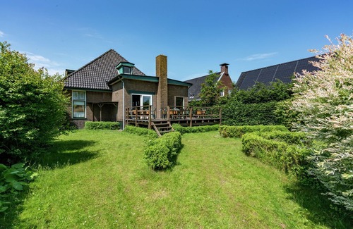 Scherpenzeel House | Quaint Holiday Home in Friesland by the Lake
