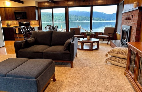 Bellingham House | Quaint Lakefront Cottage w/Hot tub In Bellingham