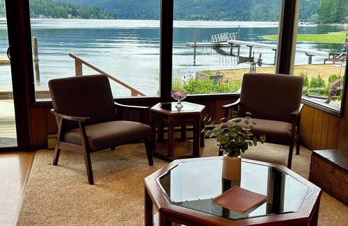 Bellingham House | Quaint Lakefront Cottage w/Hot tub In Bellingham