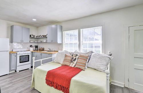 Leeds Apartment | Quaint Leeds Studio with Yard about 18 Mi to Birmingham!