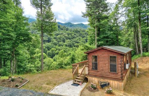 Warrensville House | Quaint Log Cabin with Views Near West Jefferson