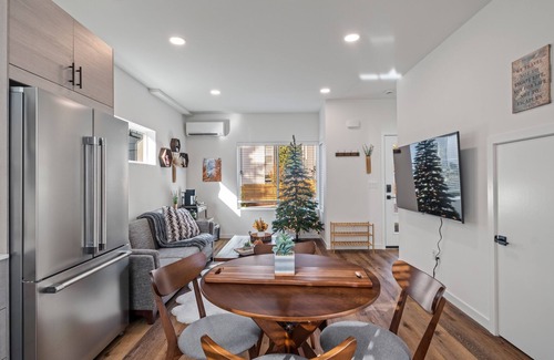 Licton Springs House | Quaint Seattle Charm: Close to Downtown