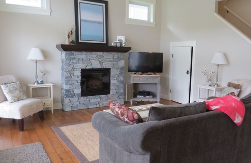 Regional District of Nanaimo House | Qualicum Landing - 3 Bedroom Beach Home - Community Pool and Private Beach- Dog Friendly