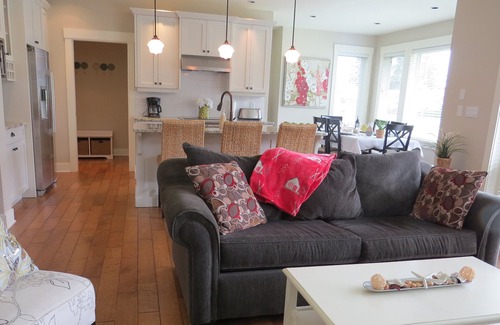 Regional District of Nanaimo House | Qualicum Landing - 3 Bedroom Beach Home - Community Pool and Private Beach- Dog Friendly