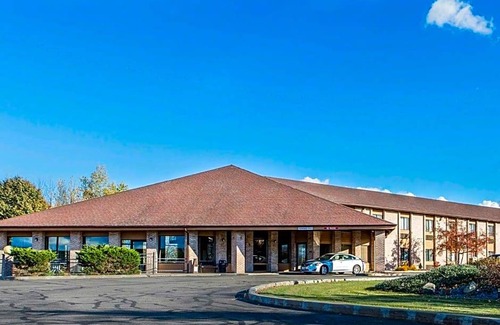 Mosinee Hotel | Quality Inn Central Wisconsin Airport