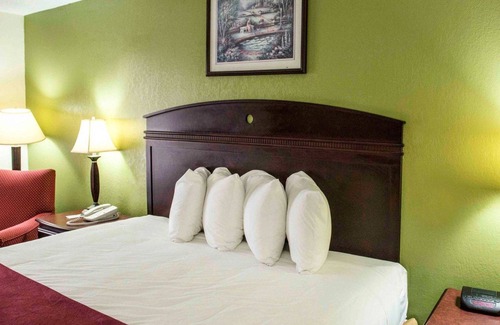 Chipley Hotel | Quality Inn Chipley I-10 at Exit 120