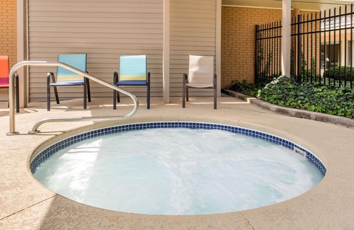 Huntingburg Hotel | Quality Inn Huntingburg