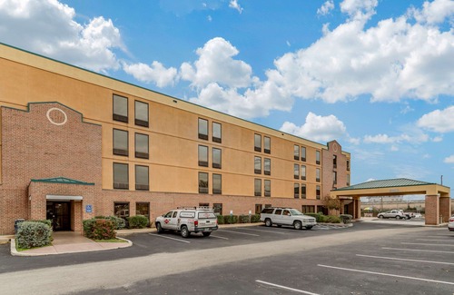 Wetmore Hotel | Quality Inn San Antonio Fiesta at Six Flags