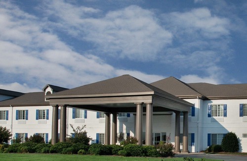 Sneads Ferry Hotel | Quality Inn & Suites Sneads Ferry - North Topsail Beach