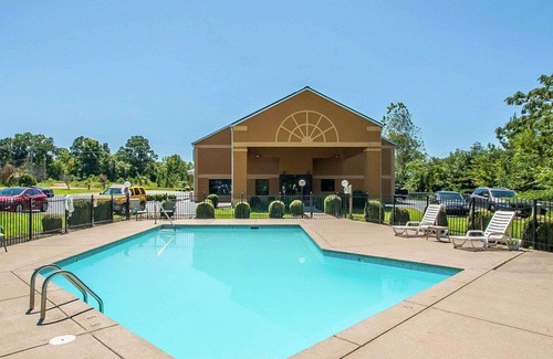Hickman Hotel | Quality Inn & Suites Centerville