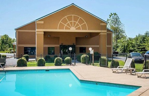Hickman Hotel | Quality Inn & Suites Centerville