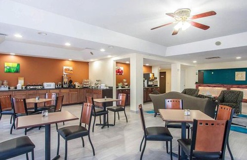 Hickman Hotel | Quality Inn & Suites Centerville