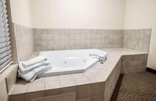 Federal Way Hotel | Quality Inn & Suites Federal Way - Seattle