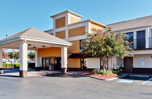 Stallings Hotel | Quality Inn & Suites Matthews