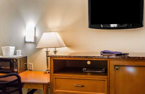 Medina Hotel | Quality Inn & Suites Medina - Akron West