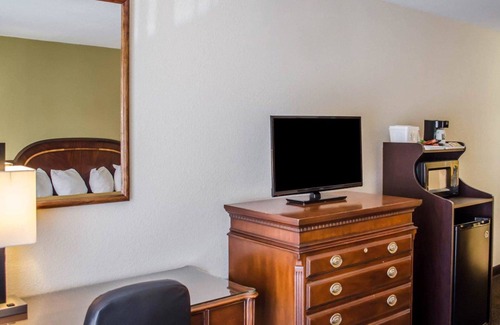 Northeast Pensacola Hotel | Quality Inn & Suites Pensacola Bayview