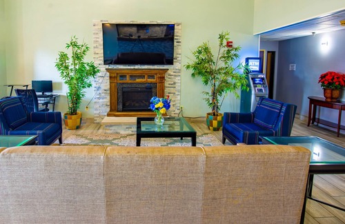 Woodstock Hotel | Quality Inn & Suites Woodstock near Lake Geneva