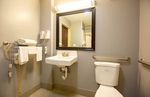 Woodstock Hotel | Quality Inn & Suites Woodstock near Lake Geneva