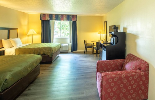 Woodstock Hotel | Quality Inn & Suites Woodstock near Lake Geneva