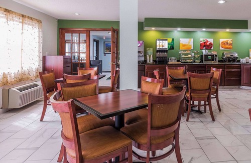 Sycamore Hotel | Quality Inn Sycamore - DeKalb