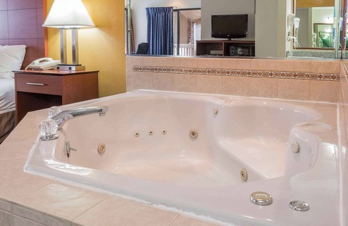 Sycamore Hotel | Quality Inn Sycamore - DeKalb