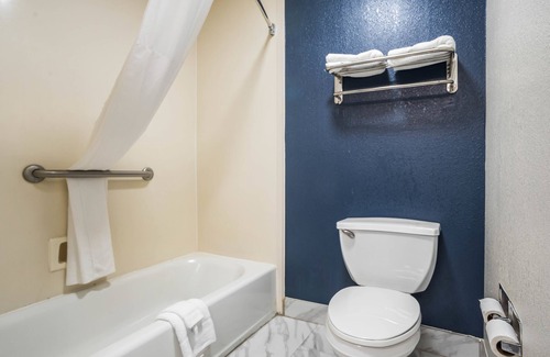 Broadmoor Hotel | Quality Suites Baton Rouge East - Denham Springs