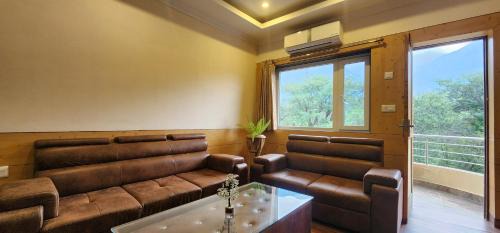 Sidhpur Hotel | Quartz Himalayan Brothers