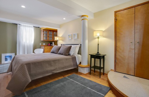 Lower Queen Anne House | Queen Anne Design Loft with Space Needle View, 8days max.