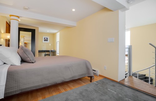 Lower Queen Anne House | Queen Anne Design Loft with Space Needle View, 8days max.