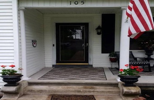 Lancaster House | Queen bed in Lexington!