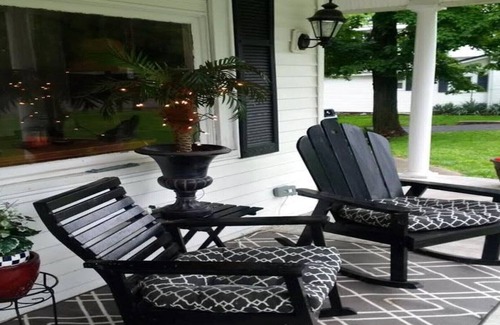 Lancaster House | Queen bed in Lexington!