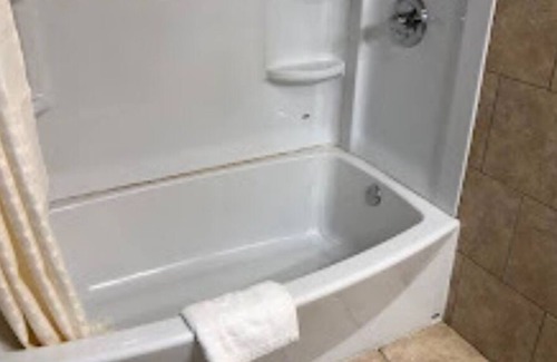 Gatlinburg Hotel | Queen Room - 1 Queen Bed