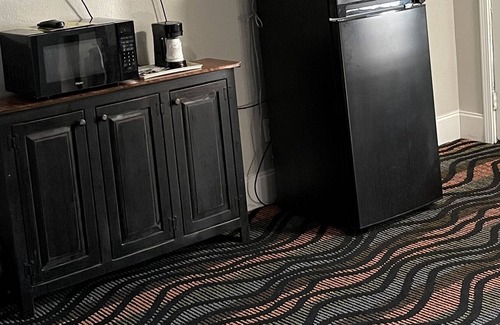 Gatlinburg Hotel | Queen Room - 1 Queen Bed