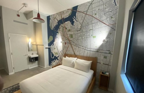 Hiler House | Queen Room at The Baltic Hotel