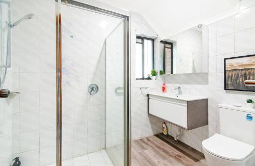 Berala House | Queen Room - Mins to Station & Olympic Park - Shared Bathroom