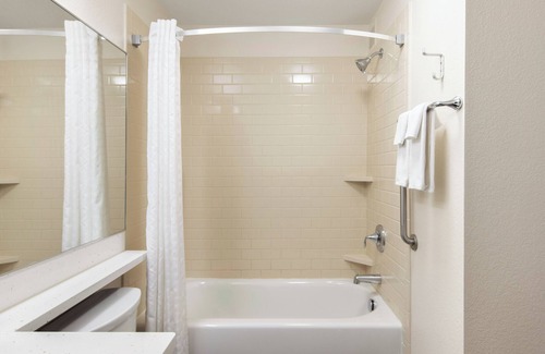 Anaheim Resort Hotel | Queen Studio Escape! 2 Unit Pet Friendly Stay w/Outdoor Pool, Steps to Disney!